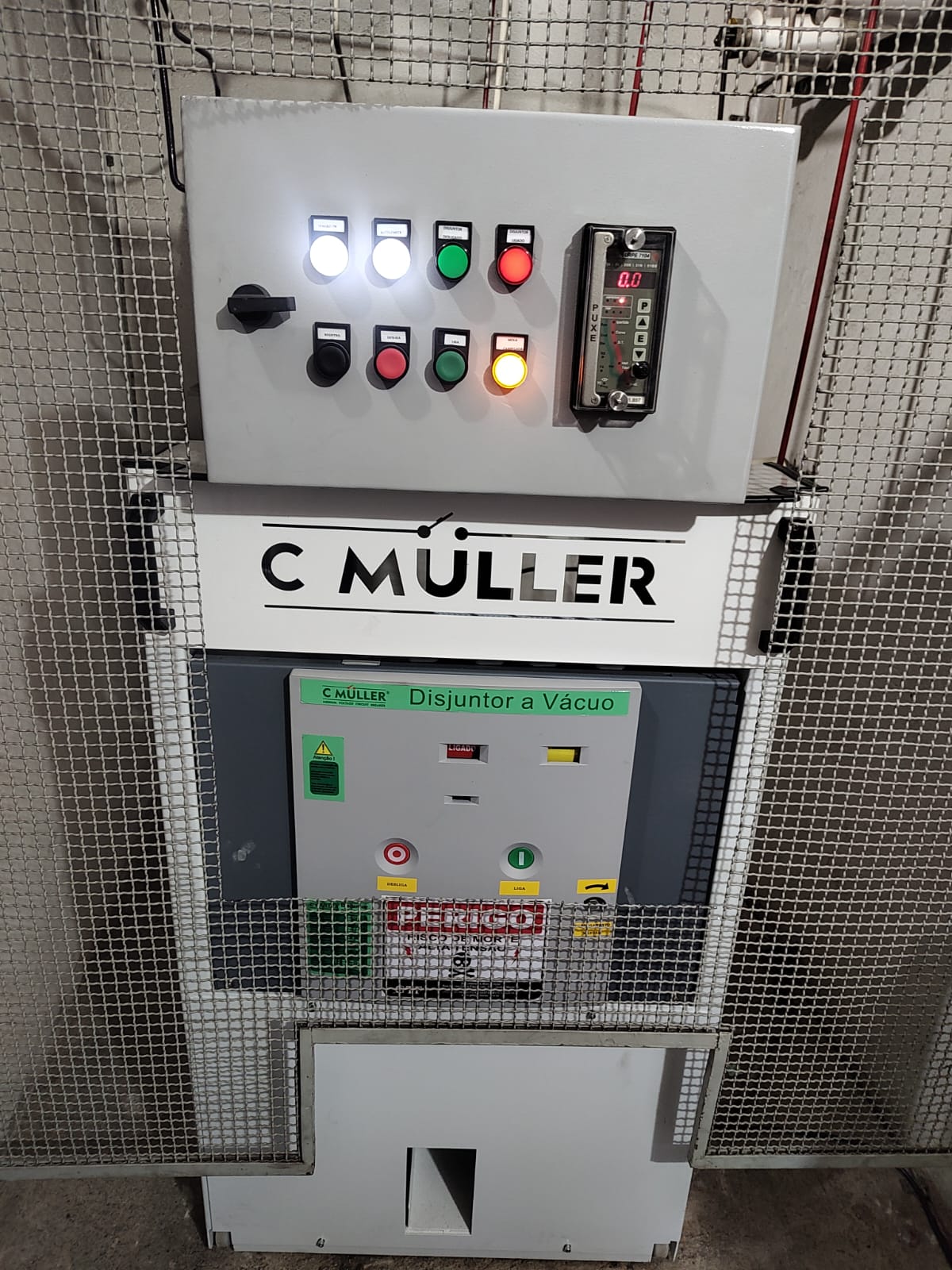 Painel com botoeiras e relé de proteção